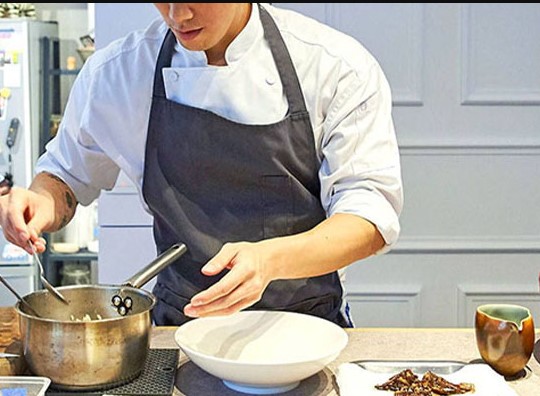 Đầu bếp hướng dẫn học viên